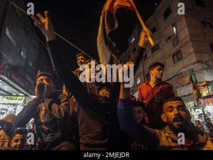 Les Palestiniens ont crié des slogans lors de la célébration à la suite des informations selon lesquelles 7 Israéliens auraient été tués lors d'une fusillade à Jérusalem, dans le camp de réfugiés de Jabalia, dans le nord de la bande de Gaza. Un homme armé palestinien a ouvert le feu à l'extérieur de la synagogue de Jérusalem-est vendredi soir, tuant sept personnes, dont une femme de 70 ans, et blessant trois autres personnes avant que la police ne le tue et ne le tue, ont déclaré les responsables. C'était l'attaque la plus meurtrière contre les Israéliens depuis des années et il a augmenté la probabilité d'autres effusions de sang. (Photo de Mahmoud Issa / SOPA Images / Sipa USA) Banque D'Images