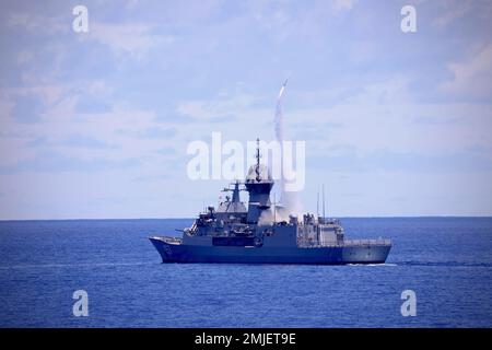 MER DES PHILIPPINES (28 août 2022) – la frégate de classe Anzac de la Royal Australian Navy HMAS Perth (FFH 157) lance un missile standard SM-2 lors d'un exercice de missile mené avec le destroyer de missile guidé de classe Arleigh Burke USS Barry (DDG 52) dans le cadre de Pacific Vanguard (PV) 22 lors d'une opération en mer des Philippines, le 28 août. PV 22 est un exercice axé sur l'interopérabilité et la formation avancée et l'intégration des forces maritimes alliées. Banque D'Images