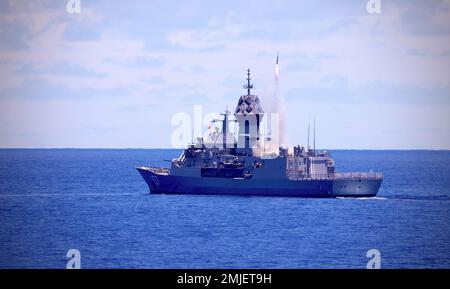 MER DES PHILIPPINES (28 août 2022) – la frégate de classe Anzac de la Royal Australian Navy HMAS Perth (FFH 157) lance un missile standard SM-2 lors d'un exercice de missile mené avec le destroyer de missile guidé de classe Arleigh Burke USS Barry (DDG 52) dans le cadre de Pacific Vanguard (PV) 22 lors d'une opération en mer des Philippines, le 28 août. PV 22 est un exercice axé sur l'interopérabilité et la formation avancée et l'intégration des forces maritimes alliées. Banque D'Images