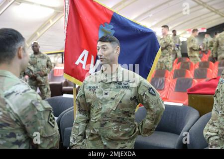 ÉTATS-UNIS Le colonel de l'armée Scott P. Nicholas, commandant de la Force opérationnelle Mustang, s'entretient avec les soldats et les invités lors d'une cérémonie de transfert d'autorité tenue au Camp Buehring (Koweït), le 27 août 2022. 36th la Brigade de l’aviation de combat, mobilisée en tant que Force opérationnelle Mustang, est déployée en soutien de la Force opérationnelle interarmées de la moissonneuse-batteuse – mission de résolution inhérente de l’opération pour conseiller, aider et permettre aux forces en partenariat de la défaite persistante de Da’esh, le terme arabe commun pour l’EI, dans les zones désignées d’Irak et de Syrie. Banque D'Images