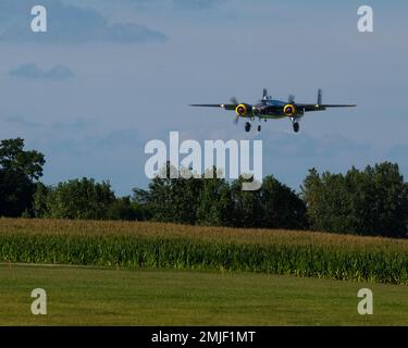 Le Champaign Gal fait une approche sur un champ de maïs de l'Ohio rural, car il vient à Grimes Field le 27 août 2022, à Urbana. Le bombardier de la Seconde Guerre mondiale est l'un des rares B-25s à être toujours en état de vol. Banque D'Images