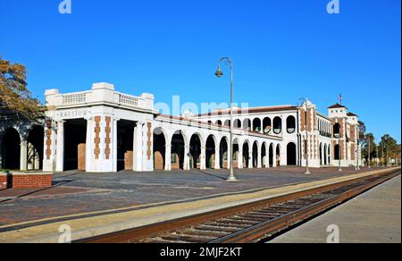 Casa de Desierto à Barstow, en Californie est une gare de dépôt de chemin de fer, maintenant utilisée par Amtrak, dans le désert de Mojave connu pour l'hospitalité Harvey Girls. Banque D'Images