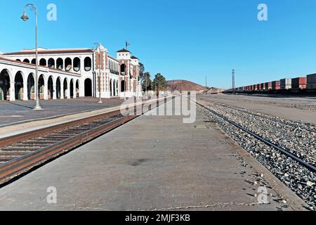 Casa de Desierto à Barstow, en Californie est une gare de dépôt de chemin de fer, maintenant utilisée par Amtrak, dans le désert de Mojave connu pour l'hospitalité Harvey Girls. Banque D'Images