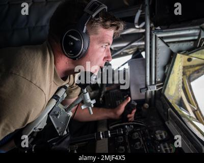 Tech. Le Sgt Kevin Foley, un exploitant de rampe du 328th Air ravitailleur Squadron, New York, ravitaillent en carburant un É.-U. Marine P-8 Poseidon, avec la base aérienne navale de Jacksonville, Floride, 29 août 2022 dans la zone de commandement Indo-Pacifique. Le Poseidon est un avion de patrouille maritime multimission, spécialisé dans la guerre anti-sous-marine; la guerre anti-surface; le renseignement, la surveillance et la reconnaissance, ainsi que la recherche et le sauvetage. Banque D'Images