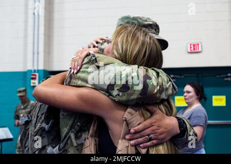 Un soldat affecté au 3rd Bataillon, 69th Armour Regiment, 1st Armored Brigade combat Team, 3rd Infantry Division, se réunit avec sa famille lors d'une des cérémonies de bienvenue à fort Stewart, Géorgie, le 28 août 2022. Les 1st soldats de l'ABCT ont été déployés en Allemagne pour soutenir les alliés de l'OTAN afin de dissuader l'agression russe tout en soutenant une série d'autres exigences dans la région. Banque D'Images