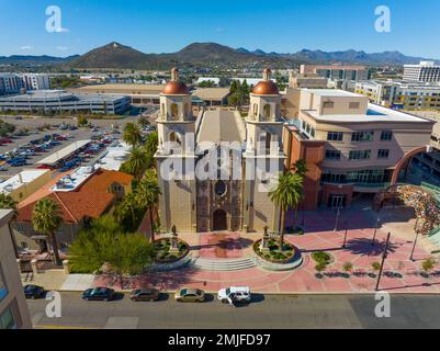 St. Vue aérienne de la cathédrale d'Augustine au coucher du soleil sur 192 S Stone Avenue dans le centre-ville de Tucson, Arizona, États-Unis. Banque D'Images