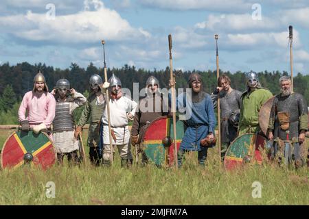 RÉGION DE TVER, RUSSIE - 22 JUILLET 2022 : participants au festival historique 'Epic Coast-2022' avant la reconstruction de la bataille médiévale Banque D'Images