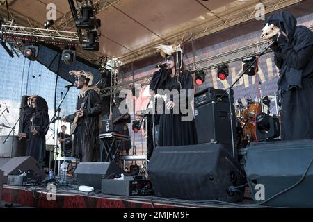 RÉGION DE TVER, RUSSIE - 22 JUILLET 2022 : représentation du groupe folklorique sombre 'YARuGA' au festival historique 'Epic Coast - 2022' Banque D'Images