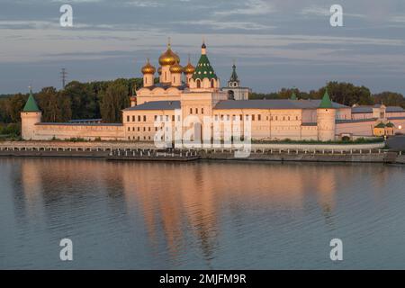 Vue sur l'ancien monastère Ipatiev de la Sainte Trinité, le matin chaleureux d'août. Kostroma, anneau d'or de Russie Banque D'Images