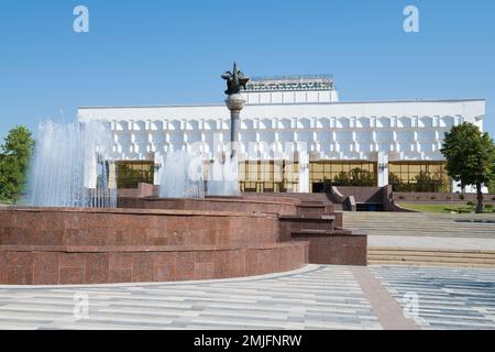 TACHKENT, OUZBÉKISTAN - 16 SEPTEMBRE 2022 : le complexe de fontaines et la construction du Palais des Arts 'Turkestan', le jour ensoleillé de septembre Banque D'Images