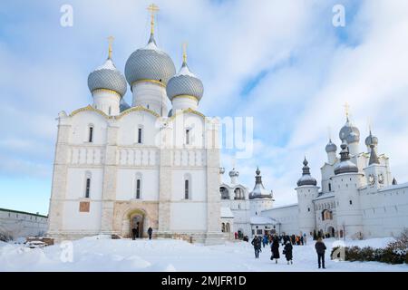 ROSTOV, RUSSIE - 04 JANVIER 2023 : cathédrale de l'Assomption et église de la Résurrection dans le Kremlin de Rostov, l'après-midi de janvier. Anneau d'or de la Russie Banque D'Images