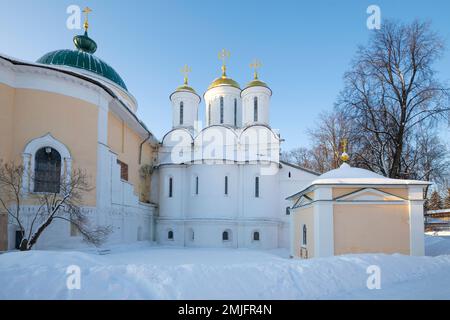 Cathédrale de la Transfiguration du Sauveur (1516) le matin ensoleillé de janvier. Monastère de Spaso-Preobrazhensky. Yaroslavl, anneau d'or de Russie Banque D'Images