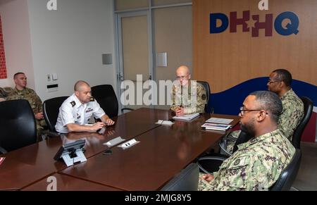 Le LTG Ronald J. place, directeur du DHA, et le SGM Isaac A. Bray, chef principal inscrit au DHA J1, rencontrent virtuellement les lauréats du DHA avant la cérémonie de reconnaissance des employés du DHA, le lundi 29 août. Les employés du DHA dans tout le pays ont pu rencontrer place et entendre directement de lui sur l'effet de leurs contributions sur la mission du DHA. Banque D'Images