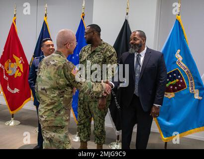 Le LTG Ronald J. place, directeur du DHA, félicite Chris Hudson après la cérémonie de reconnaissance des employés du DHA, le lundi 29 août. L'ADH organise des cérémonies de reconnaissance trimestrielles pour honorer les employés de l'ADH dans toute l'entreprise pour leur dévouement à la mission de l'ADH : unifiée. À vos marques. Fiable. Banque D'Images