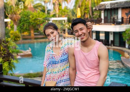 Joyeux jeune couple dans la cour Banque D'Images