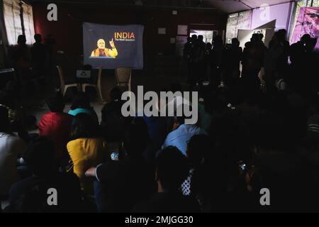 Kolkata, Inde. 27th janvier 2023. Les étudiants de l'Université de la Présidence ont organisé une projection du Govt. Banned BBC Documentary on the prime minister Narendra Modi named 'Inde: The Modi question'. Les médias disent que le gouvernement indien abuse de ses pouvoirs d'urgence en vertu des règles de 2021 EN bloquant le documentaire. Crédit : SOPA Images Limited/Alamy Live News Banque D'Images