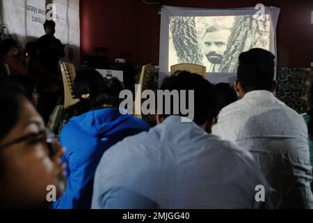 Kolkata, Inde. 27th janvier 2023. Les étudiants de l'Université de la Présidence ont organisé une projection du Govt. Banned BBC Documentary on the prime minister Narendra Modi named 'Inde: The Modi question'. Les médias disent que le gouvernement indien abuse de ses pouvoirs d'urgence en vertu des règles de 2021 EN bloquant le documentaire. Crédit : SOPA Images Limited/Alamy Live News Banque D'Images