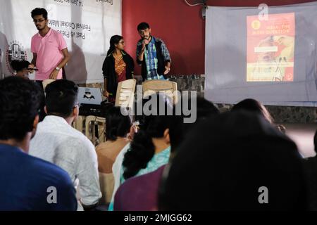 Kolkata, Inde. 27th janvier 2023. Les étudiants de l'Université de la Présidence ont organisé une projection du Govt. Banned BBC Documentary on the prime minister Narendra Modi named 'Inde: The Modi question'. Les médias disent que le gouvernement indien abuse de ses pouvoirs d'urgence en vertu des règles de 2021 EN bloquant le documentaire. Crédit : SOPA Images Limited/Alamy Live News Banque D'Images