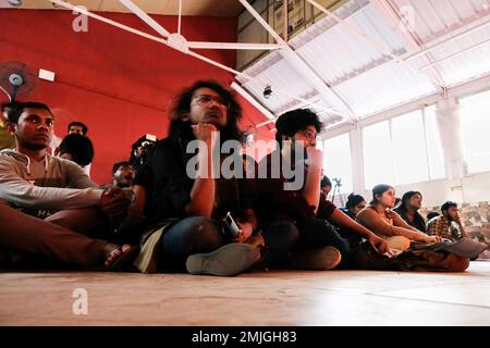 Kolkata, Inde. 27th janvier 2023. Les étudiants de l'Université de la Présidence ont organisé une projection du Govt. Banned BBC Documentary on the prime minister Narendra Modi named 'Inde: The Modi question'. Les médias disent que le gouvernement indien abuse de ses pouvoirs d'urgence en vertu des règles de 2021 EN bloquant le documentaire. (Photo de Dipayan Bose/SOPA Images/Sipa USA) crédit: SIPA USA/Alay Live News Banque D'Images