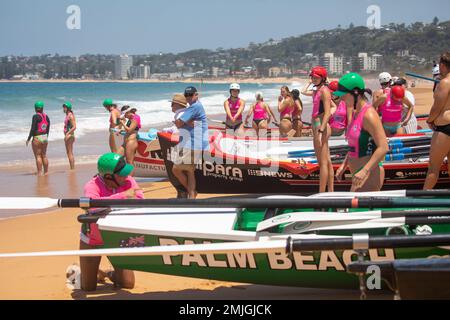 Samedi 28th janvier 2023. Sydney Northern Beaches Surfboat Carnival à North Narrabea Beach, club de surf local, équipes masculines et féminines et leurs bateaux de surf traditionnels concourent dans les événements de la ronde 5 du prémership de bateau, les équipes locales ont inclus ceux d'Avalon Beach, Collaroy, Palm Beach, North Narrabea, Freshwater et Coogee. Credit Martin Berry@alamy Actualités en direct. Banque D'Images