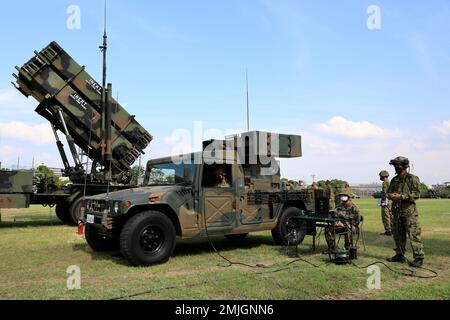 Des soldats de la Brigade d’artillerie antiaérienne de 2nd, la Force d’autodéfense au sol du Japon, ont préparé le système de missiles sol-air développé par le Japon, Kin-SAM, aux côtés d’un américain MIM-104 Patriot pendant le Bouclier d'Orient 22 au Camp Fukuoka, Japon, 29 août 2022. Orient Shield 22 est le plus grand des États-Unis Exercice bilatéral de formation sur le terrain de l'Armée de terre et de la Force d'autodéfense du Japon en cours d'exécution dans divers endroits du Japon afin d'améliorer l'interopérabilité et de tester et d'affiner les opérations multidomaines et interdomaines. Banque D'Images