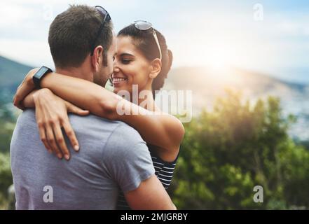 Leur amour est plus profond que profond. un jeune couple dans une étreinte étreinte de plein air. Banque D'Images