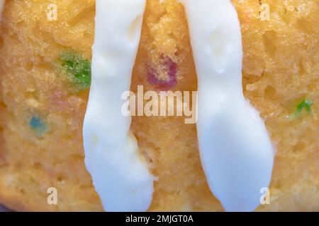 Gâteau au lapin confetti sur une assiette bleue Banque D'Images