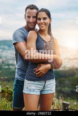 Rien que l'amour. Portrait d'un jeune couple affectueux qui profite de la journée à l'extérieur. Banque D'Images