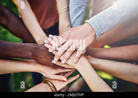 Unis sur le front de l'amitié. un groupe d'amis se joignant à leurs mains en solidarité. Banque D'Images
