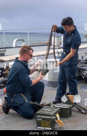 MER BALTIQUE (29 AOÛT 2022) ÉTATS-UNIS Navy Gunner’s Mate 2nd Class Branden Haberek, Left, et Gunner’s Mate 3rd Class Isaac Portillobueno, tous deux affectés au navire d’atterrissage USS Gunston Hall (LSD 44) de la classe Whidbey Island, préparent des munitions pour un exercice de tir direct à M240B mitrailleuses en mer Baltique, le 29 août 2022. Gunston Hall, affecté au Kearsarge Amphiobie Ready Group et embarqué 22nd Marine Expeditionary Unit, sous le commandement et le contrôle de Task Force 61/2, est en cours de déploiement aux États-Unis Marine Forces Europe zone d'opérations, employée par les États-Unis Sixième parc pour défendre les États-Unis, Banque D'Images