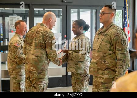 Brig. Le général Patrick R. Michaelis, alors général commandant, et le colonel Ryan Hanson, commandant de garnison, présentent le Sgt Charlyn Randle, clinique de santé de l'Armée de terre de Moncrief, des certificats d'appréciation et $50 cartes-cadeaux d'échange au nom du Sgt. Tavon House, Columbia Recruiting Command, Et son épouse le Cpl Camille House, clinique de santé de l'Armée de terre Moncrief, lors d'une cérémonie de reconnaissance le 29 août au commissaire de fort Jackson. Les Maisons ont effectué plus de 50 heures de bénévolat au Commissary afin de s'assurer que les étagères restent en stock pendant les problèmes d'expédition mondiale et les pénuries d'employés. Banque D'Images