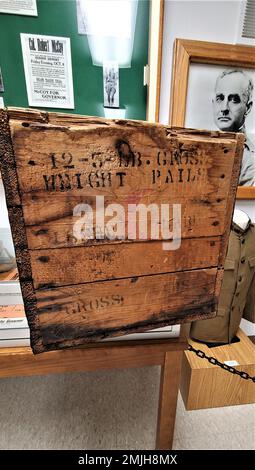 Une caisse en bois datant de plus d'un siècle est présentée le 26 août 2022 au Centre d'histoire de fort McCoy, dans la zone commémorative historique de fort McCoy, Wisconsin. La caisse a été donnée à fort McCoy par Alan McCoy, de Sparta, Wisconsin, qui est le petit-fils du major général Robert Bruce McCoy dont le nom est donné à fort McCoy. La caisse, qui transportait autrefois des seaux de saindoux, remonte à l'époque de Camp Emery Upton et Camp Robinson dans le Wisconsin vers 1910. Banque D'Images