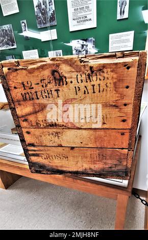 Une caisse en bois datant de plus d'un siècle est présentée le 26 août 2022 au Centre d'histoire de fort McCoy, dans la zone commémorative historique de fort McCoy, Wisconsin. La caisse a été donnée à fort McCoy par Alan McCoy, de Sparta, Wisconsin, qui est le petit-fils du major général Robert Bruce McCoy dont le nom est donné à fort McCoy. La caisse, qui transportait autrefois des seaux de saindoux, remonte à l'époque de Camp Emery Upton et Camp Robinson dans le Wisconsin vers 1910. Banque D'Images