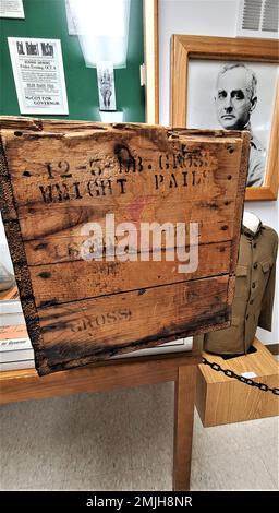 Une caisse en bois datant de plus d'un siècle est présentée le 26 août 2022 au Centre d'histoire de fort McCoy, dans la zone commémorative historique de fort McCoy, Wisconsin. La caisse a été donnée à fort McCoy par Alan McCoy, de Sparta, Wisconsin, qui est le petit-fils du major général Robert Bruce McCoy dont le nom est donné à fort McCoy. La caisse, qui transportait autrefois des seaux de saindoux, remonte à l'époque de Camp Emery Upton et Camp Robinson dans le Wisconsin vers 1910. Banque D'Images