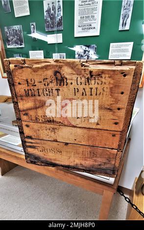 Une caisse en bois datant de plus d'un siècle est présentée le 26 août 2022 au Centre d'histoire de fort McCoy, dans la zone commémorative historique de fort McCoy, Wisconsin. La caisse a été donnée à fort McCoy par Alan McCoy, de Sparta, Wisconsin, qui est le petit-fils du major général Robert Bruce McCoy dont le nom est donné à fort McCoy. La caisse, qui transportait autrefois des seaux de saindoux, remonte à l'époque de Camp Emery Upton et Camp Robinson dans le Wisconsin vers 1910. Banque D'Images