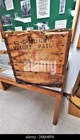 Une caisse en bois datant de plus d'un siècle est présentée le 26 août 2022 au Centre d'histoire de fort McCoy, dans la zone commémorative historique de fort McCoy, Wisconsin. La caisse a été donnée à fort McCoy par Alan McCoy, de Sparta, Wisconsin, qui est le petit-fils du major général Robert Bruce McCoy dont le nom est donné à fort McCoy. La caisse, qui transportait autrefois des seaux de saindoux, remonte à l'époque de Camp Emery Upton et Camp Robinson dans le Wisconsin vers 1910. Banque D'Images