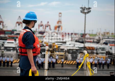 ÉTATS-UNIS Garde côtière Petty Officer 2nd classe Caitlyn Maronde regarde les membres de la Garde côtière des Philippines depuis le pont des États-Unis Le Cutter de la Garde côtière Midgett (WMSL 757) lorsqu'il se prépare à la lande à Manille, Philippines, le 30 août 2022. Les États-Unis sont présents dans la région Indo-Pacifique depuis plus de 150 ans. Banque D'Images