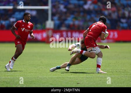 Sydney, Australie. 28th janvier 2023. 28th janvier 2023 ; Allianz Stadium, Sydney, Nouvelle-Galles du Sud, Australie : HSBC Sydney Rugby Sevens Australie contre le Canada ; Jake Thiel du Canada est abordé par Henry Hutchison de l'Australie crédit : action plus Sports Images/Alamy Live News Banque D'Images