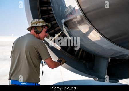 ÉTATS-UNIS Le sergent d'état-major de la Force aérienne, Austin Sabolic, chef d'équipage du 22nd Escadron de maintenance, inspecte un moteur Pégase KC-46A le 30 août 2022, à la base aérienne Al Udeid, au Qatar. Après l'atterrissage d'un aéronef, le personnel d'entretien effectue des inspections sur diverses parties de l'aéronef pour s'assurer qu'il n'y a pas de dommages du vol. Des aviateurs et KC-46 Pegasos de la base aérienne McConnell, Kansas, effectuent l’exercice 22-08 du concept d’emploi du Commandement de la mobilité aérienne pour évaluer l’aéronef dans des conditions de stress. Banque D'Images