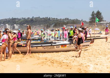 Carnaval traditionnel australien des bateaux de surf, courses et événements, plage de North Narrabea, Sydney, Nouvelle-Galles du Sud, Australie été 2023 Banque D'Images