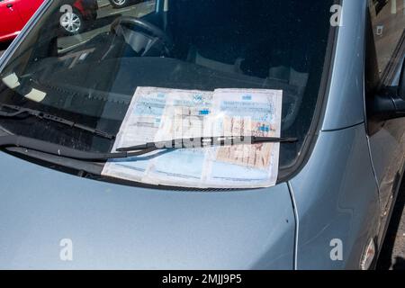 Multipliez les billets de stationnement sur le pare-brise de voiture, East Sussex, Royaume-Uni Banque D'Images