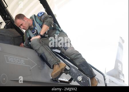 ÉTATS-UNIS Le capitaine de la Force aérienne Denver Coblentz, un pilote du 157th Fighter Squadron de la Garde nationale de l'Air de Caroline du Sud, se prépare à piloter un avion de chasse F-16 pendant Relapago VII, un exercice à Barranquilla (Colombie), le 30 août 2022. Le but de cet exercice est de fournir à la Force aérienne colombienne une formation réaliste sur l'interopérabilité demandée en tant que pays alliés, conformément aux normes de l'OTAN. La Caroline du Sud est le partenaire d'État de la Colombie dans le programme de partenariat d'État. Banque D'Images