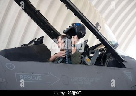 ÉTATS-UNIS Le Maj. Augustin Brady de la Force aérienne, pilote du 157th Escadron de chasseurs de la Garde nationale de l’Air de Caroline du Sud, se prépare à piloter un avion de chasse F-16 pendant l’exercice Relapago VII, à Barranquilla, en Colombie, le 30 août 2022. Le but de cet exercice est de fournir à la Force aérienne colombienne une formation réaliste sur l'interopérabilité demandée en tant que pays alliés, conformément aux normes de l'OTAN. La Caroline du Sud est le partenaire d'État de la Colombie dans le programme de partenariat d'État. Banque D'Images