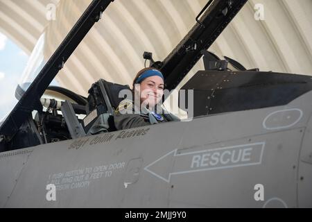 ÉTATS-UNIS Le lieutenant Miranda Jones de la Force aérienne 1st un pilote du 157th Escadron de chasseurs de la Garde nationale de l’Air de Caroline du Sud, se prépare à piloter un avion de chasse F-16 pendant l’exercice Relapago VII, à Barranquilla, en Colombie, le 30 août 2022. Le but de cet exercice est de fournir à la Force aérienne colombienne une formation réaliste sur l'interopérabilité demandée en tant que pays alliés, conformément aux normes de l'OTAN. La Caroline du Sud est le partenaire d'État de la Colombie dans le programme de partenariat d'État. Banque D'Images