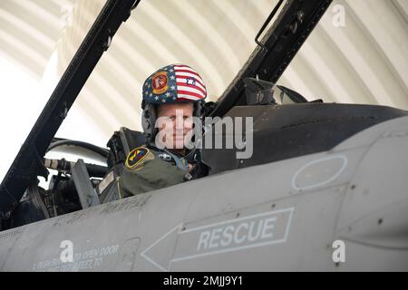 ÉTATS-UNIS Le lieutenant-colonel David Way de la Force aérienne, pilote au 157th Fighter Squadron de la Garde nationale de l’Air de Caroline du Sud, se prépare à piloter un avion de chasse F-16 pendant l’exercice Relapago VII, à Barranquilla, en Colombie, le 30 août 2022. Le but de cet exercice est de fournir à la Force aérienne colombienne une formation réaliste sur l'interopérabilité demandée en tant que pays alliés, conformément aux normes de l'OTAN. La Caroline du Sud est le partenaire d'État de la Colombie dans le programme de partenariat d'État. Banque D'Images