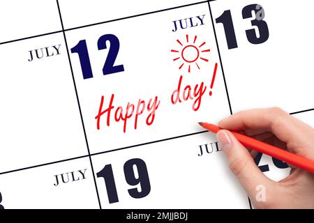 12th jour de juillet. Écrire le texte HAPPY DAY à la main et dessiner le soleil sur la date du calendrier 12 juillet. Enregistrez la date. Vacances. Motivation. Mois d'été, Banque D'Images