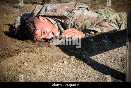 Le Sgt Matthew Gonzales, un spécialiste en méditation de Davenport, Iowa, natif et de combat affecté à Headquarters & Headquarters Company, 1st Bataillon, 133rd Infantry Regiment, Garde nationale de l'armée de l'Iowa, rampe sous l'obstacle de fil bas le jour zéro d'un cours d'assaut aérien à Camp Dodge à Johnston, Iowa, le 30 août 2022. Plus de 200 soldats et aviateurs ont participé à un U.S. de 12 jours Le cours d'assaut de l'Armée de terre a eu lieu au Camp Dodge, qui forme les membres du service aux opérations de chargement de harnais et à la mise en rappel. Banque D'Images