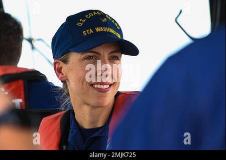 ÉTATS-UNIS Garde côtière Lt. Cmdr. Cathleen Giguère, commandant à la station de la Garde côtière de Washington, raconte à des aviateurs de la 11th e Escadre son histoire de devenir officier à la Garde côtière à la base conjointe Anacostia-Bolling, Washington, D.C., le 30 août 2022. En 2015, la Ligue navale des États-Unis a décerné à Giguere le prix David H. Jarvis pour son dévouement, son jugement et son dévouement au devoir. Banque D'Images