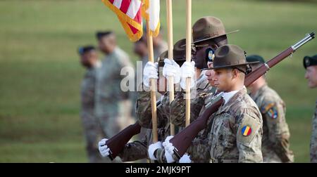 Une garde d'honneur composée de soldats des États-Unis L'Académie du Sergent de l'Armée de terre se tient pendant la cérémonie de passation de commandement de fort Jackson, le 31 août, à Victory Field. Banque D'Images