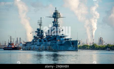 Des équipages de bateaux pilotes remorquent le navire de guerre USS Texas le long du chenal des navires de Houston, près de Baytown, Texas, le 31 août 2022. L'USS Texas est en train de passer du site historique de l'État du champ de bataille de San Jacinto à la porte, Texas, à un quai à sec à Galveston, Texas, où il subira des réparations importantes de la coque. Banque D'Images